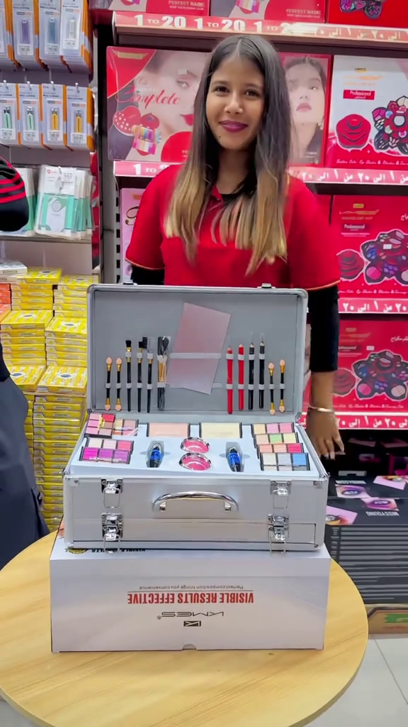 Trendy Moving Makeup Kit with Mirror and Beauty